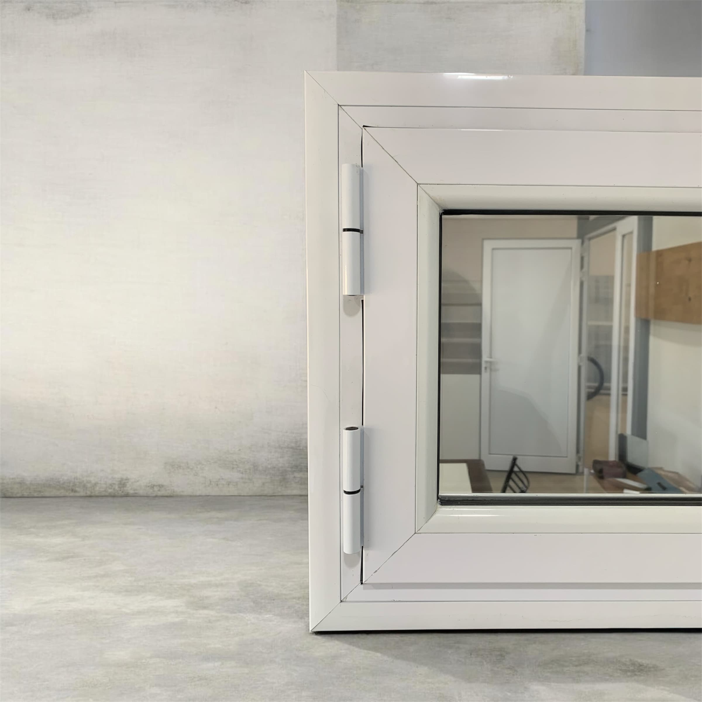 Detalle de una abertura de aluminio blanca fabricada por CIABE